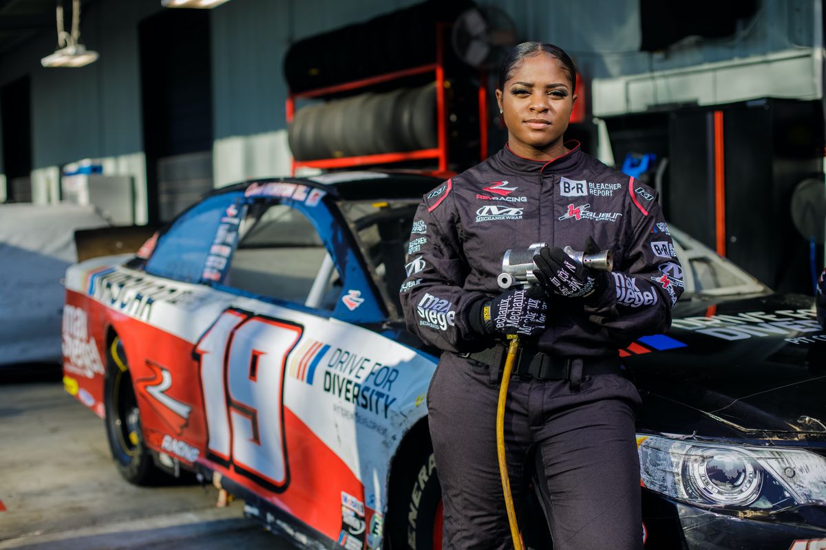 Un día con Brehanna Daniels, la primera mujer negra miembro del equipo de boxes de NASCAR