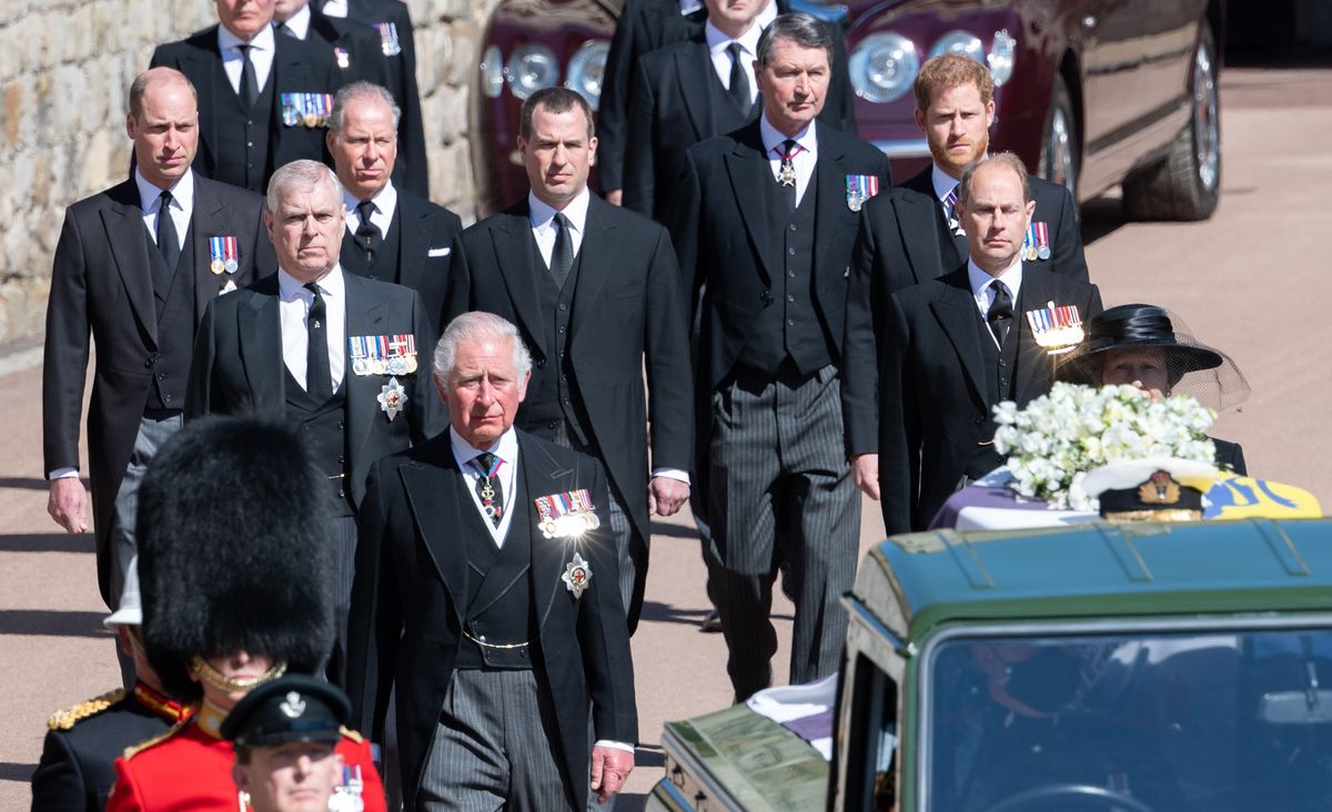 Fotografije s pogreba princa Philipa prikazujejo kraljevo družino v žalovanju