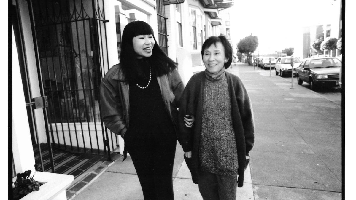 Amy Tan știe că poveștile spun mai mult decât cuvintele singure. Acum, ea le spune pe ale ei.
