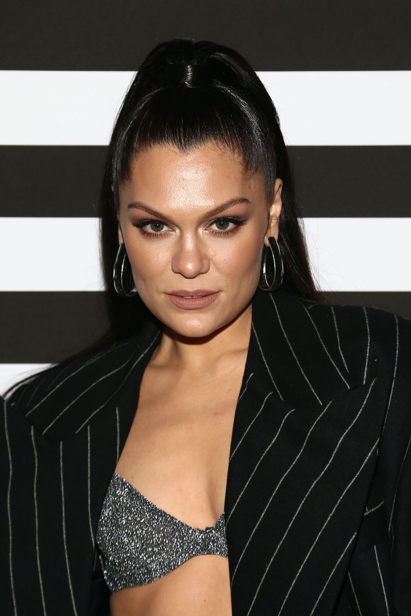 Jessie J는 이동 포스트 및 공연에서 그녀의 유산에 대해 열었습니다.