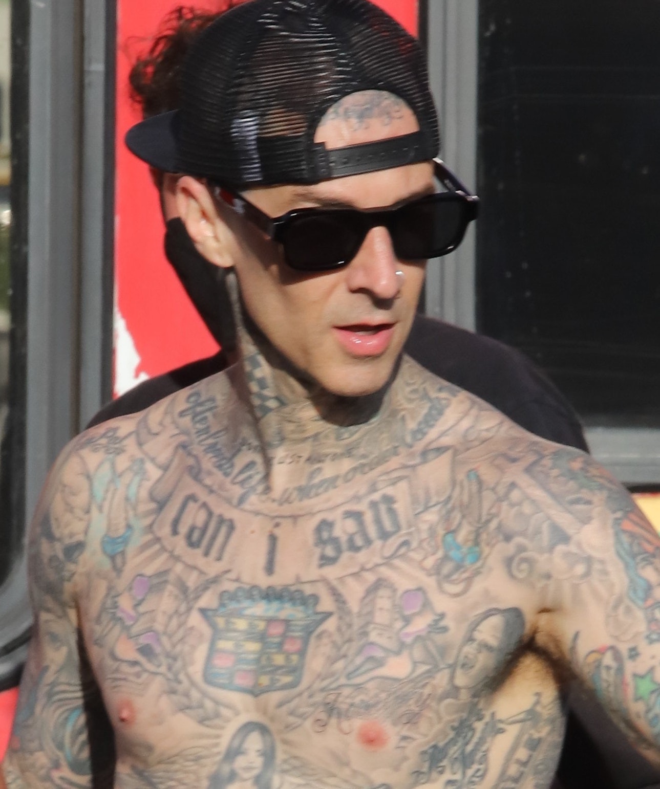 Nowy tatuaż na klatce piersiowej Travisa Barkera to bardzo wyraźny hołd dla Kourtney Kardashian