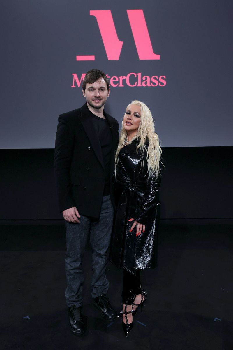 Christina Aguilera vis dar yra susižadėjusi su vyru, kurį sutiko burleskos filmavimo aikštelėje