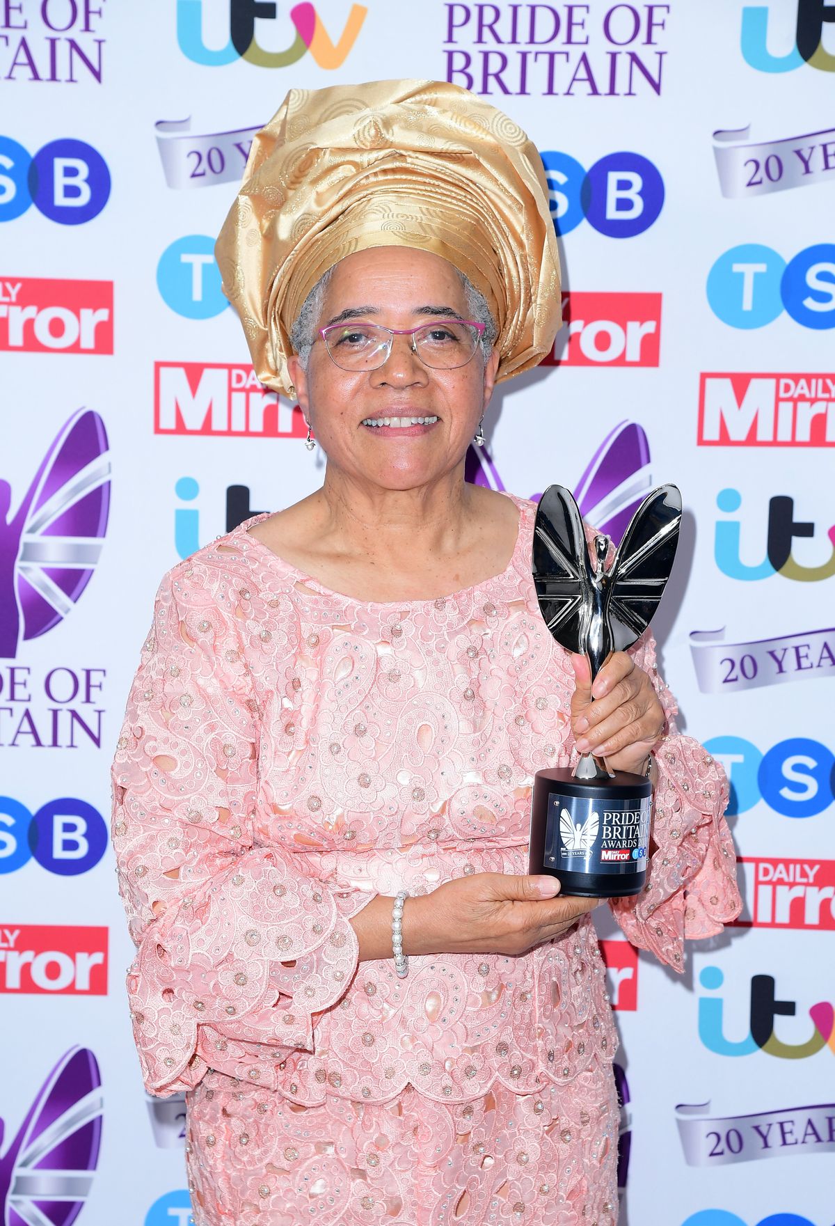 Dua Lipa hat gerade ihren BRITs Award der Dame Elizabeth Anionwu . gewidmet