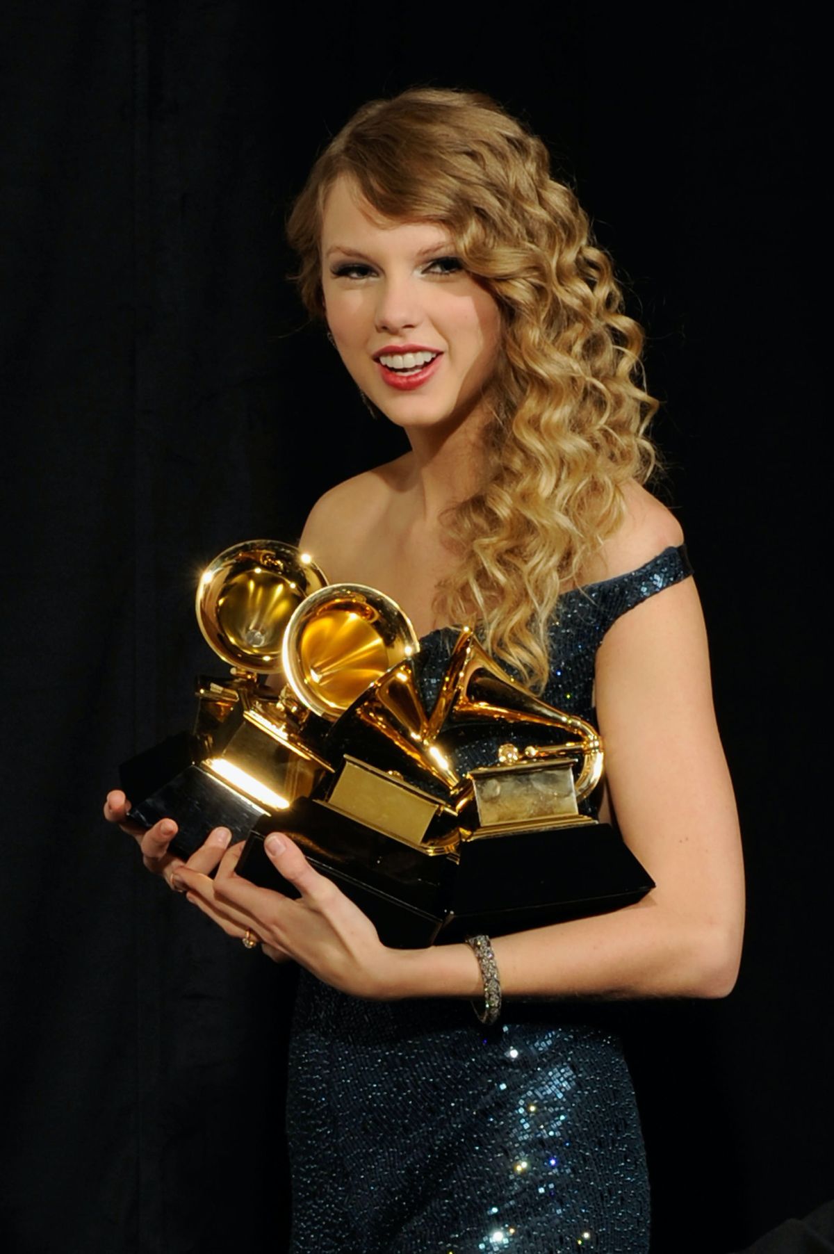 Taylor Swift는 4월에 Fearless의 재녹음 버전을 발표합니다.