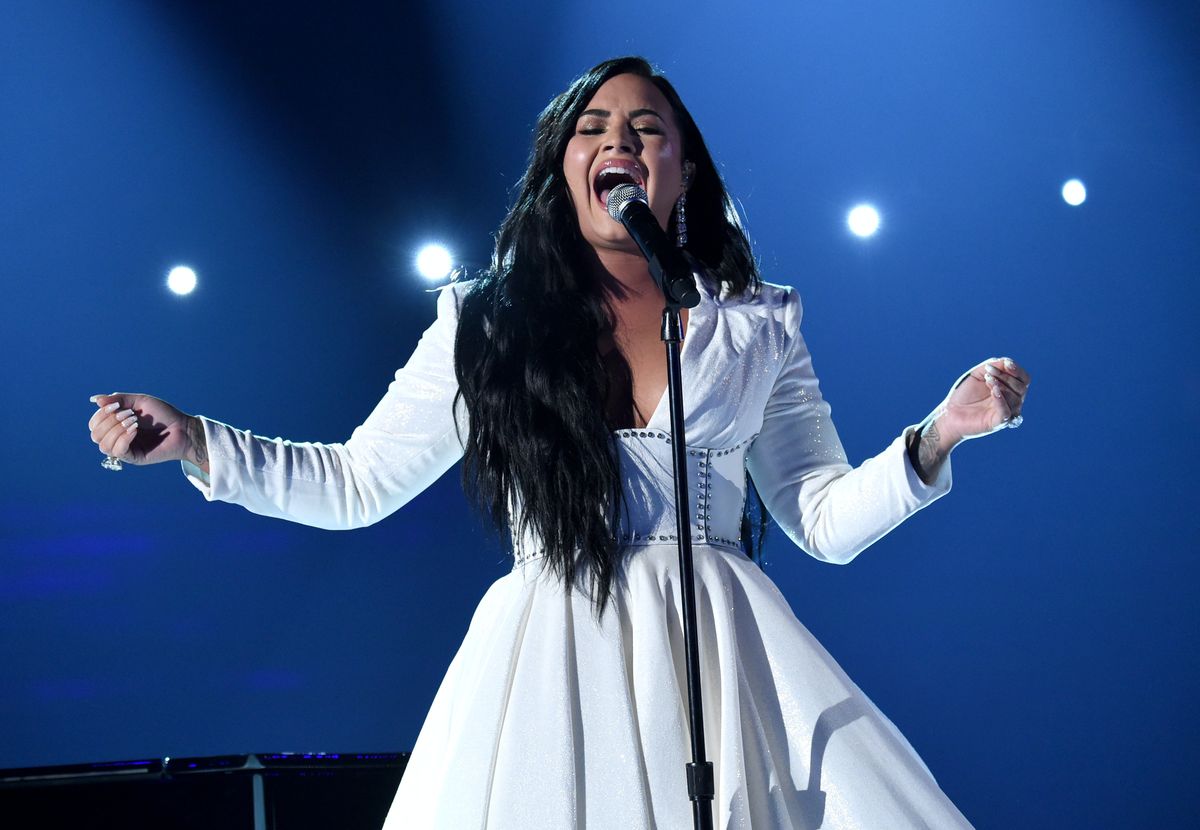 Demi Lovato, Yeni Belgesellerinde Kaliforniya'da Ayık Olmayı Keşfediyor