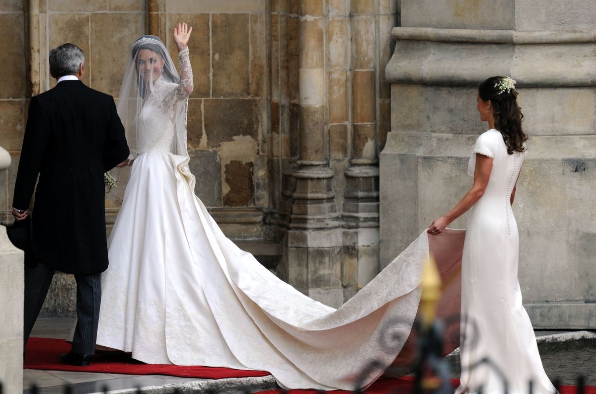 이 2개의 로얄 웨딩 드레스는 영국에서 10년 동안 가장 인기 있는 드레스입니다.