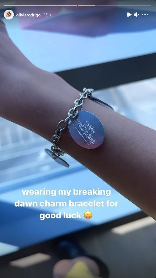 Le bracelet à breloques Twilight d'Olivia Rodrigo est une humeur majeure de Twihard