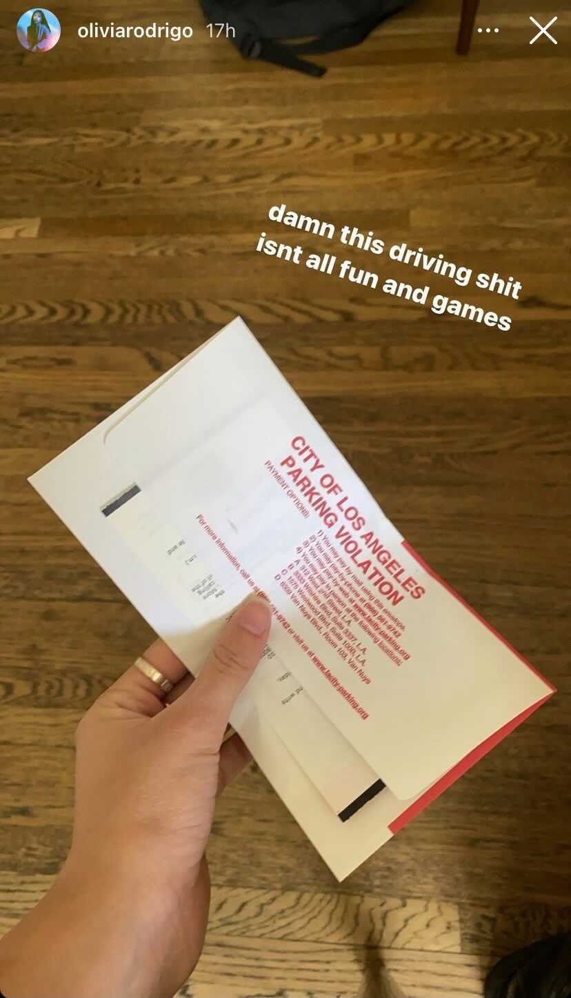 Olivia Rodrigo a primit un bilet de parcare după permisul de conducere și reacția ei este de aur