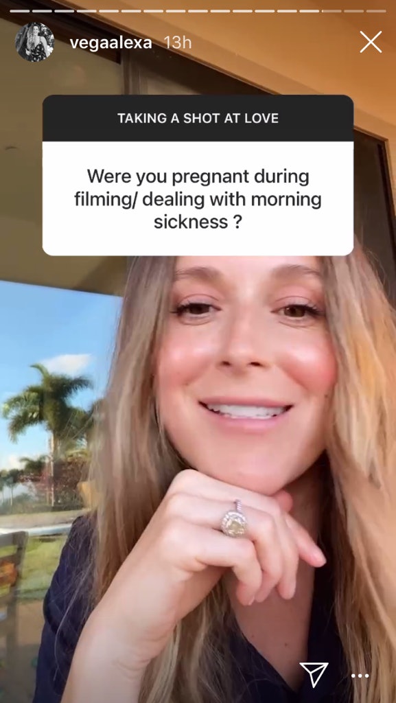 Alexa PenaVegaは、彼女の最新の特徴的なロマンスを撮影しているときに妊娠していました