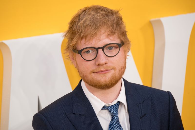 Ed Sheeran pede desculpas a qualquer um que decepcionei após testar positivo para COVID-19