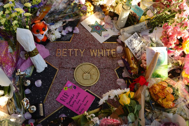 Бетти Уайт сказала, что оптимизм во многом связан с долгой жизнью в ее финальном видео