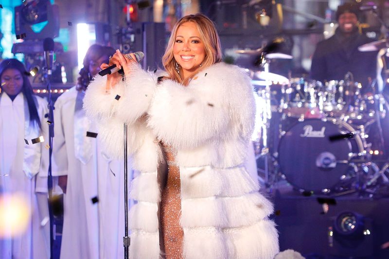 Mariah Carey og hundene hennes synger en kjæledyrvennlig gjengivelse av alt jeg ønsker deg til jul