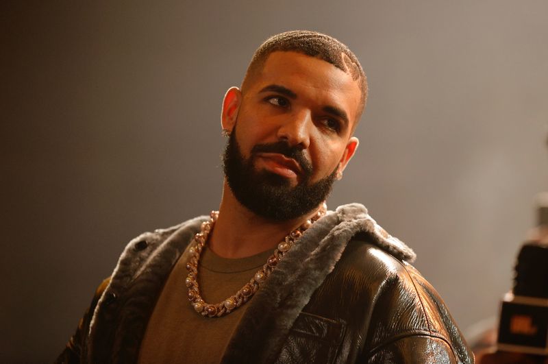 Drake는 두 개의 그래미 후보 지명을 거부합니다.