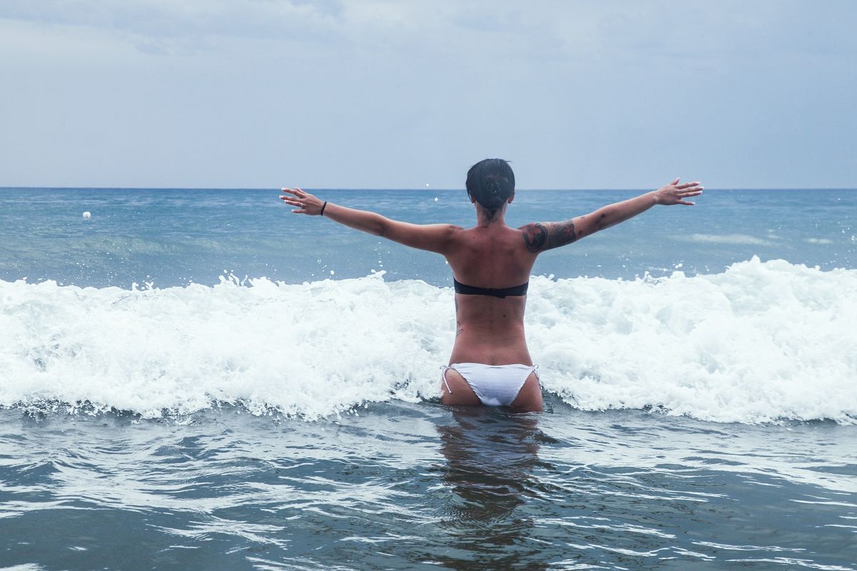 การว่ายน้ำในมหาสมุทรอาจทำให้ผิวคุณยุ่งได้อย่างไร