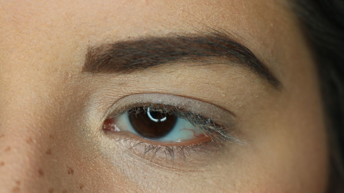 Kapşonlu Gözler İçin 10 Makyaj İpuçları