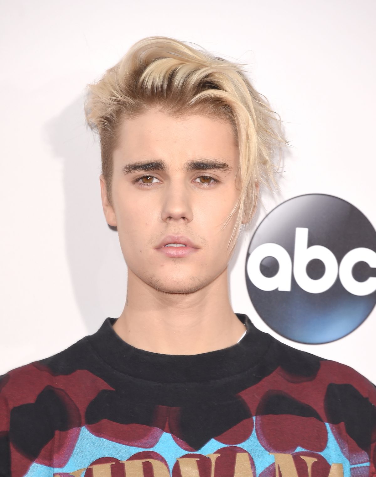 Kodėl Justinas Bieberis dažė savo garsius plaukus violetiniais?