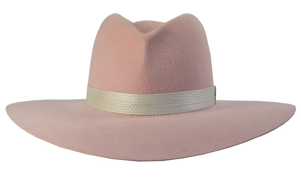 レディーガガのピンクの帽子を購入する場所