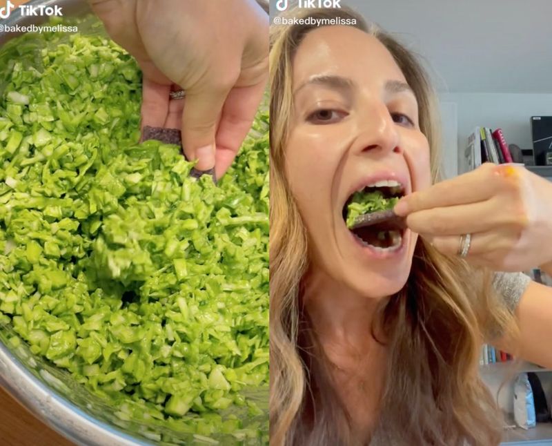 Kā pagatavot TikTok slavenos zaļās dievietes mērcēšanas salātus