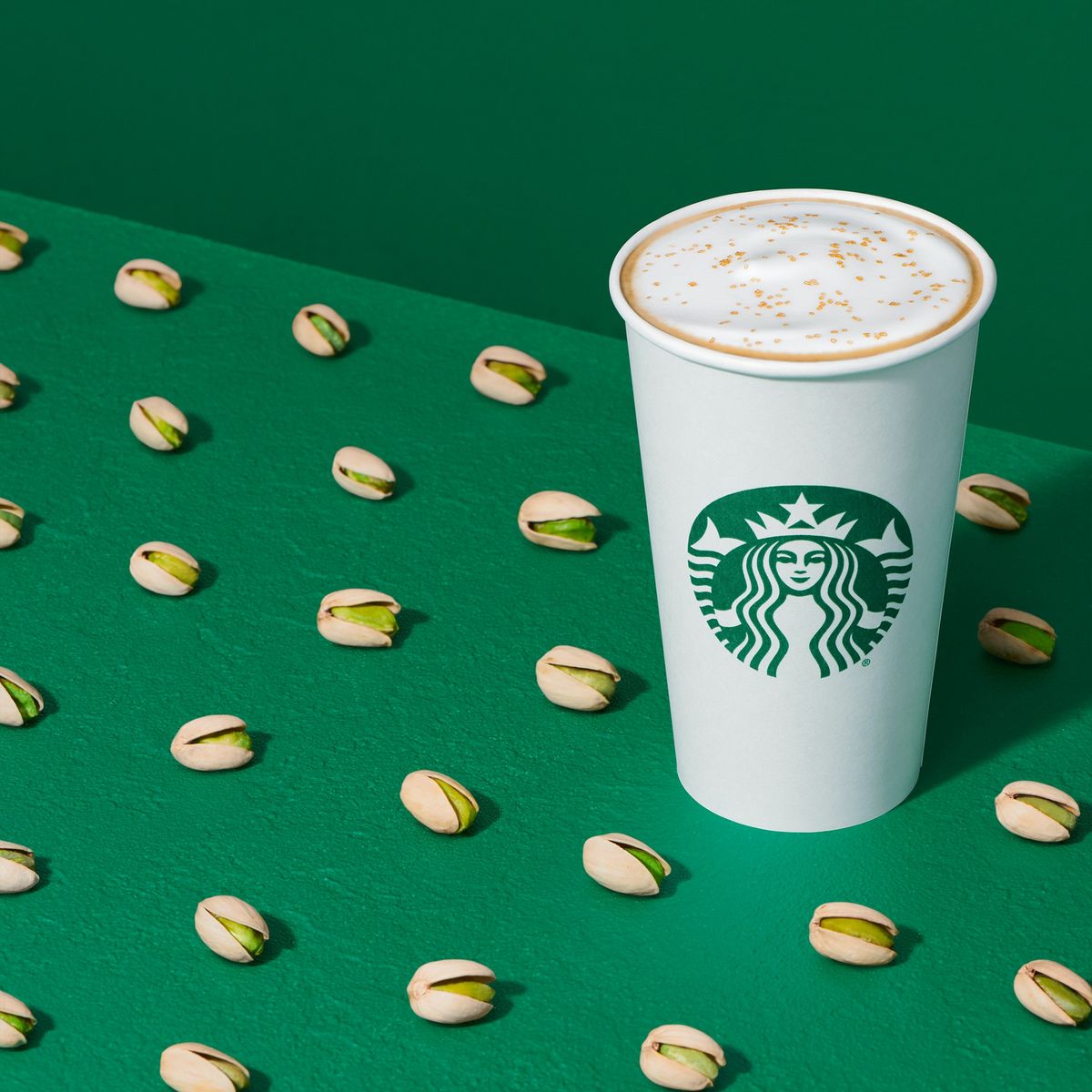 „Starbucks“ ką tik įtraukė pistacijų latte į savo 2021 m. žiemos asortimentą