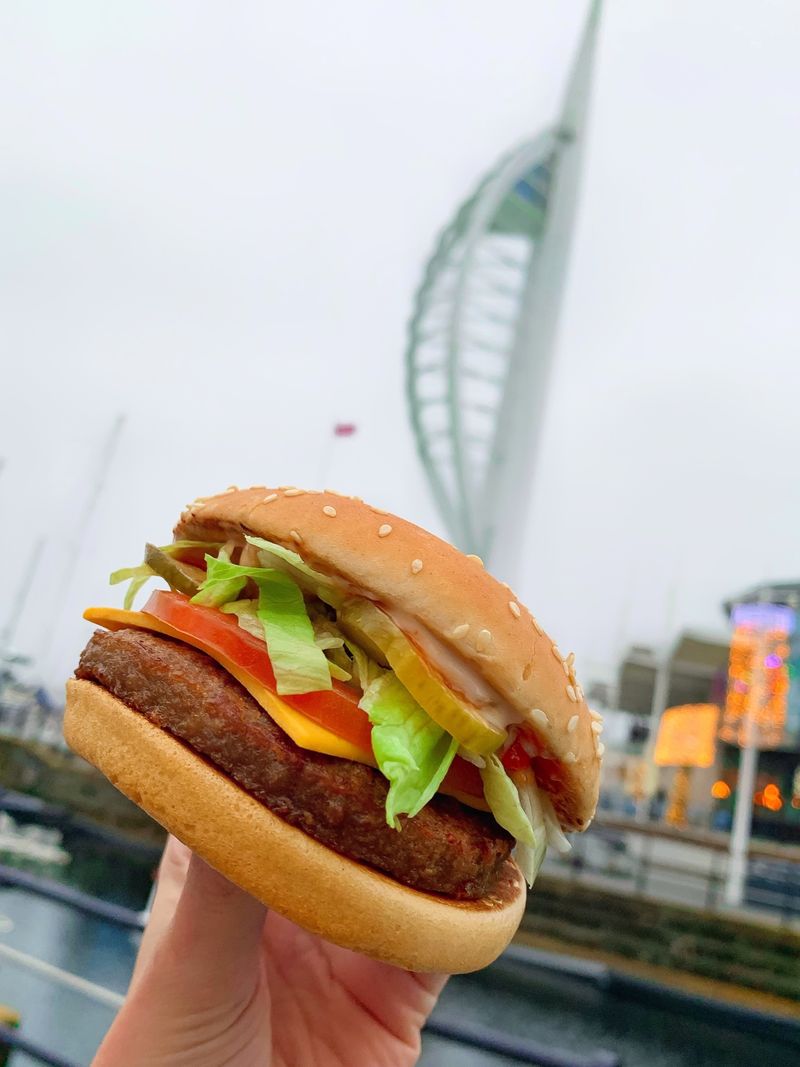 McDonald'sin uusi vegaaniburgeri on kirjaimellisesti kaikkialla