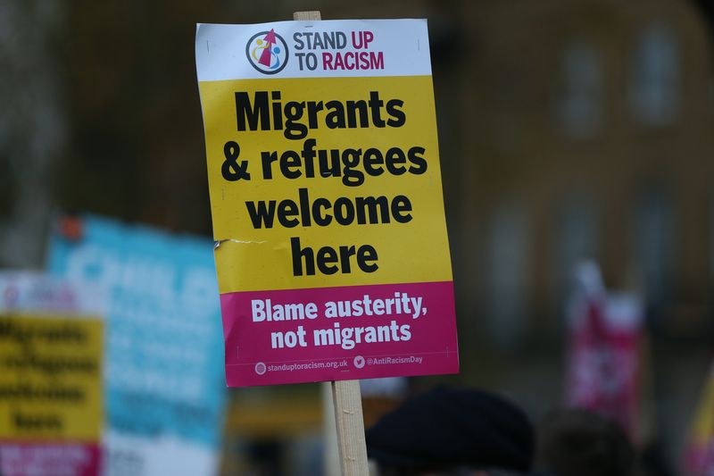 4 วิธีที่มีความหมายในการสนับสนุนผู้ลี้ภัยข้ามช่องแคบอังกฤษ