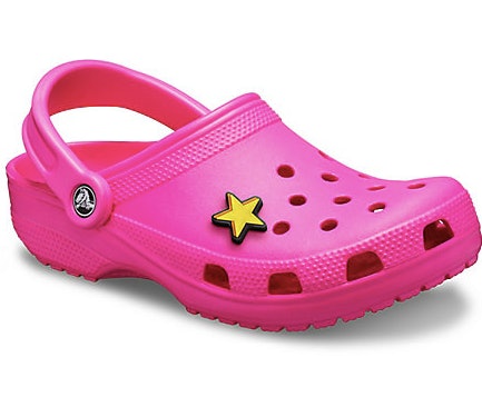 Nicki Minaj trug nichts als ein Paar rosa Crocs