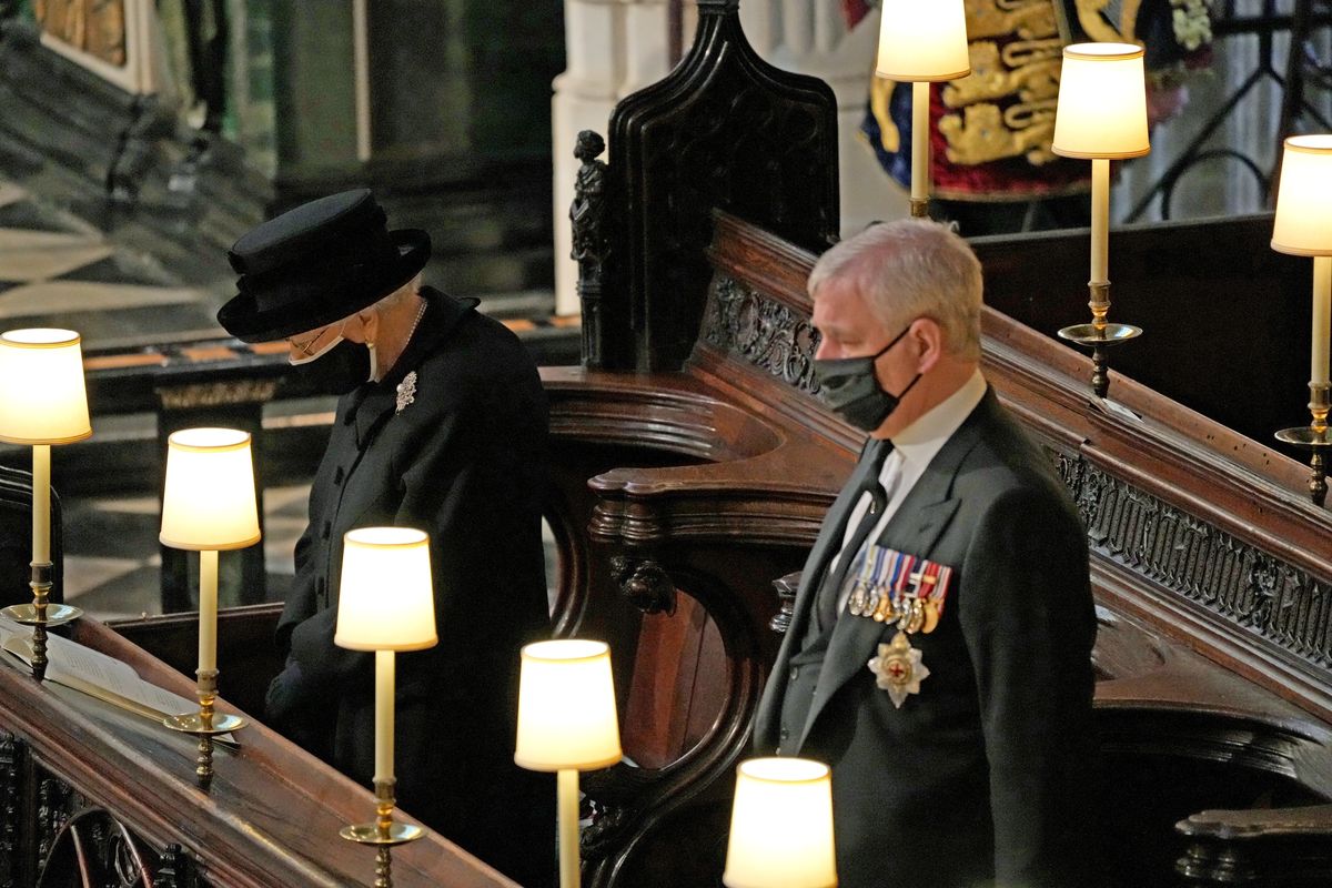 A Rainha Elizabeth escolheu um broche especial para o funeral do príncipe Philip