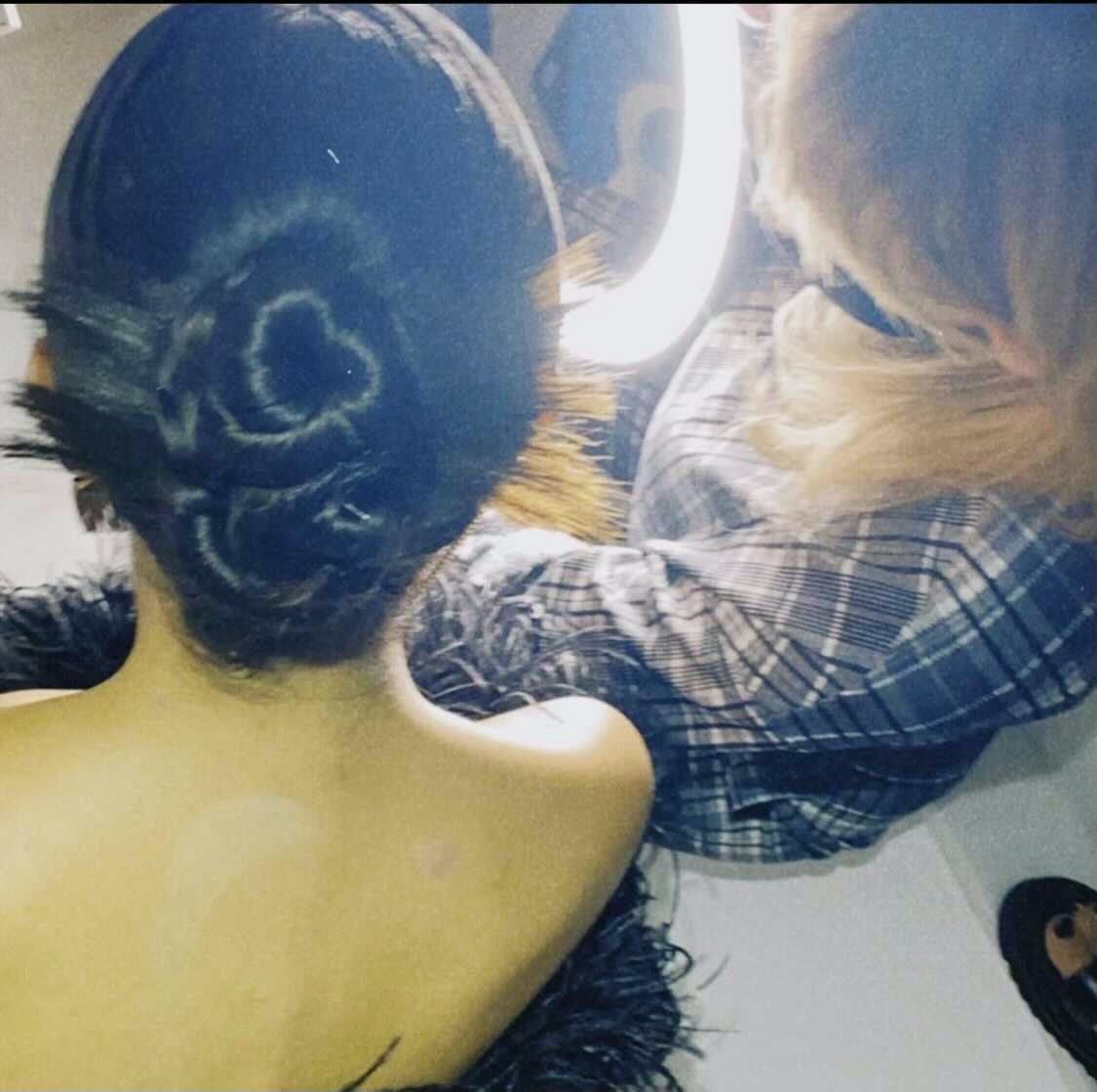 Kaip atkurti Olivia Rodrigo Met Gala šukuoseną, tiesiai iš jos šukuosenos meistrės