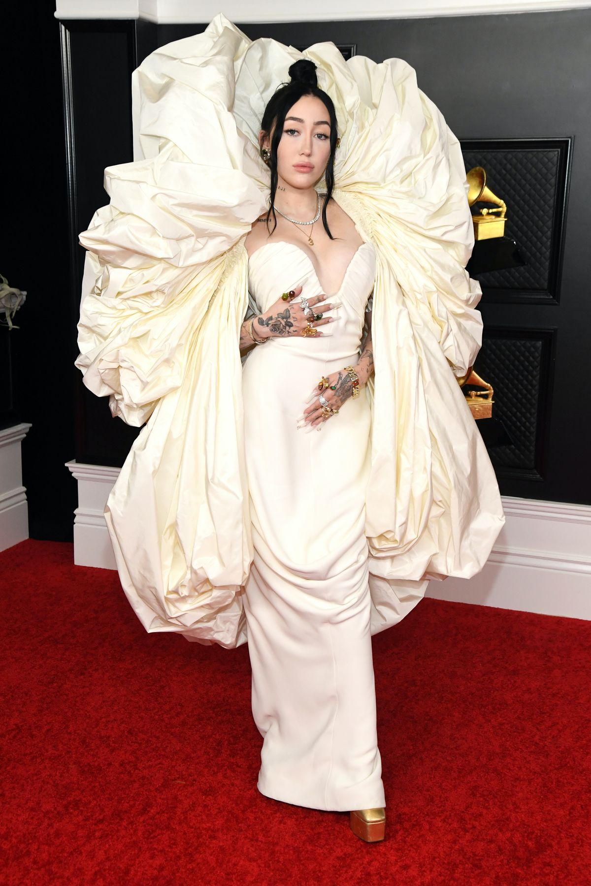 Twitter heeft een velddag over de Grammy-jurk van Noah Cyrus