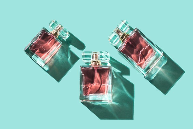 Kako narediti, da vaš parfum traja dlje, glede na TikTok