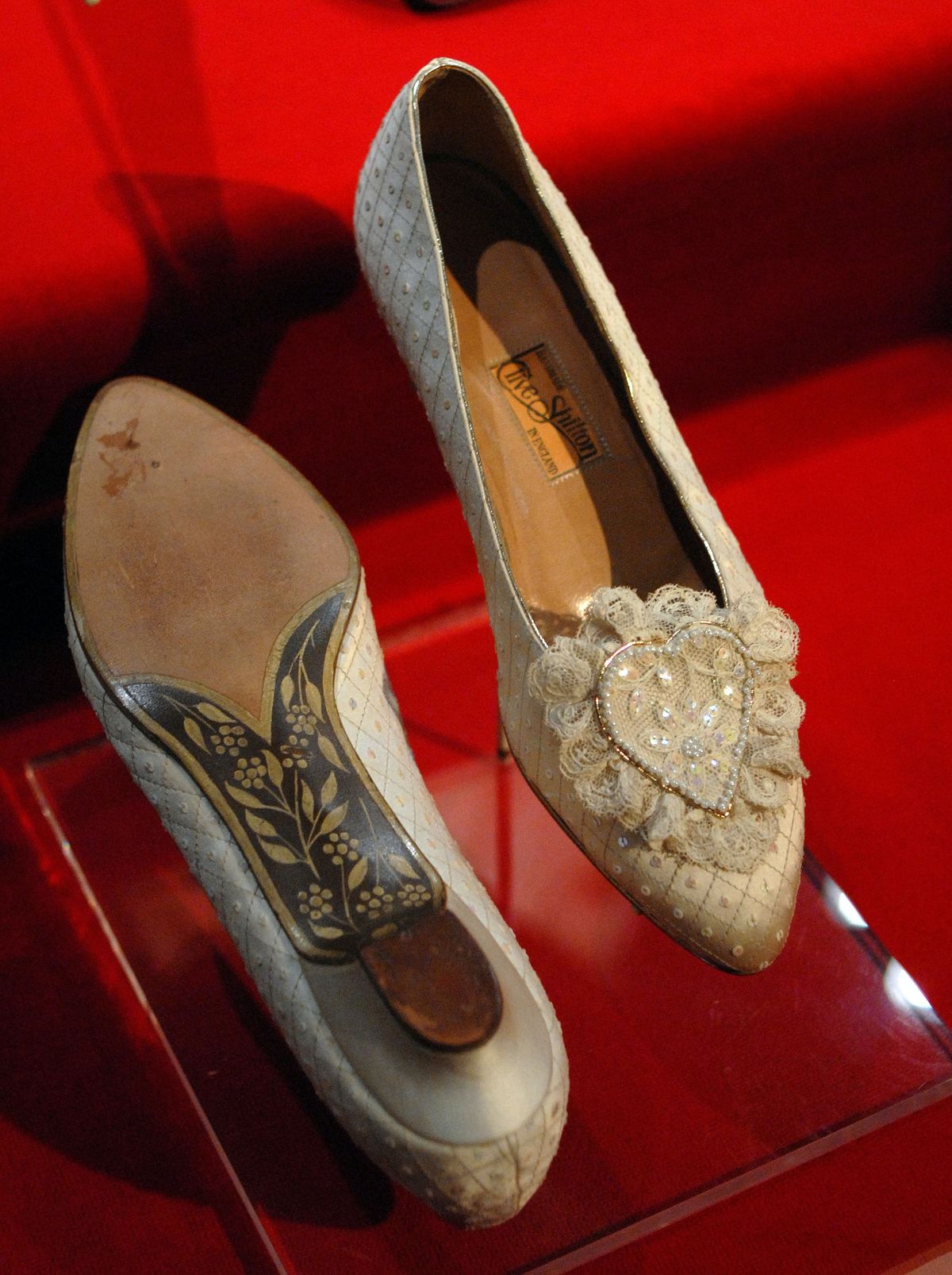 Princesės Dianos vestuviniams batams buvo pridėta pati mieliausia slapta graviūra