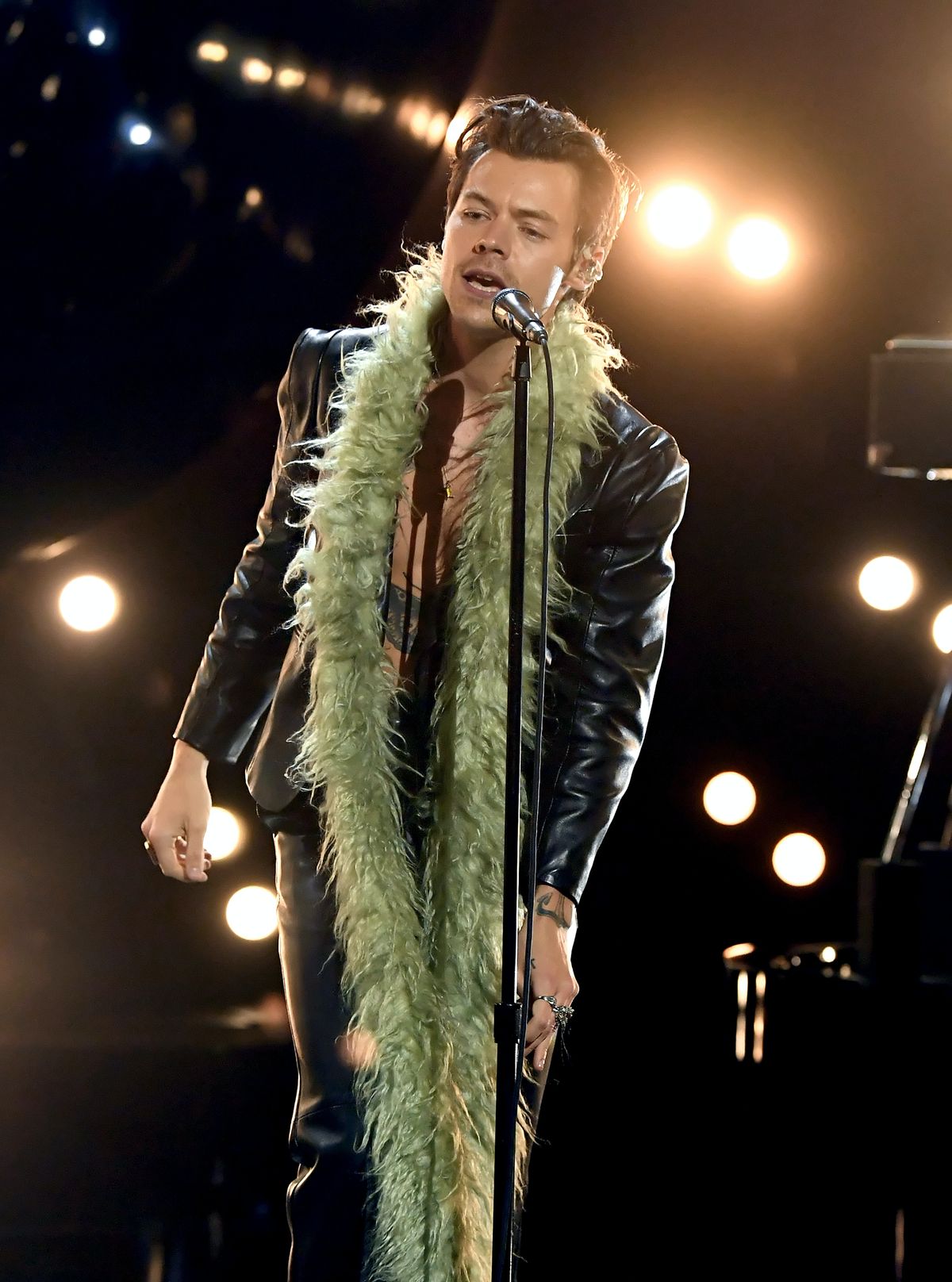 Harry Styles ületas oma Grammyde auhinnatud nahkülikonna koheva rohelise boaga