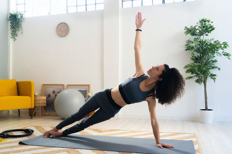 Hur man gör en Side Plank Crunch för att stärka dina snedställningar