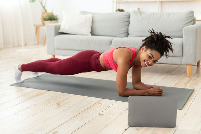 Fitneso profesionalai palygina „Plank vs“ pranašumus. Atvirkštinė lenta
