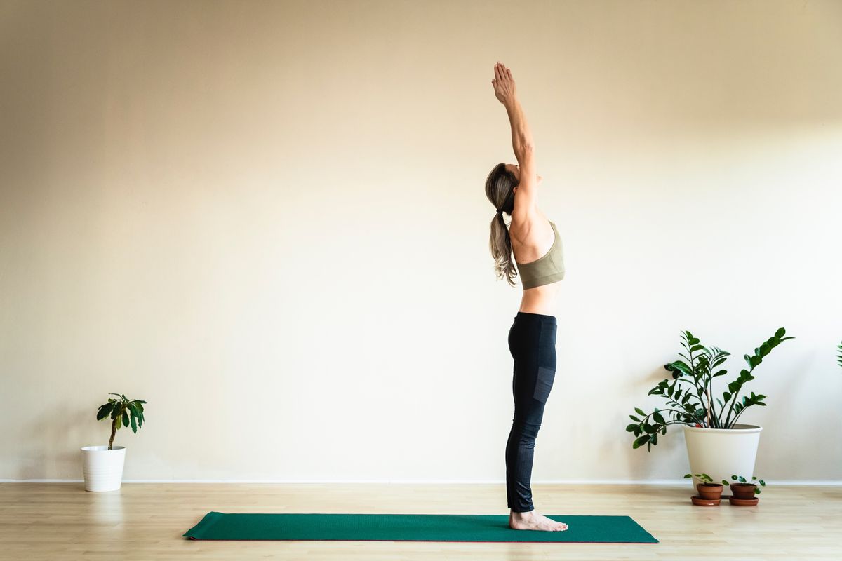 9 posturas de yoga para principiantes, según lo explicado por los entrenadores de Peloton