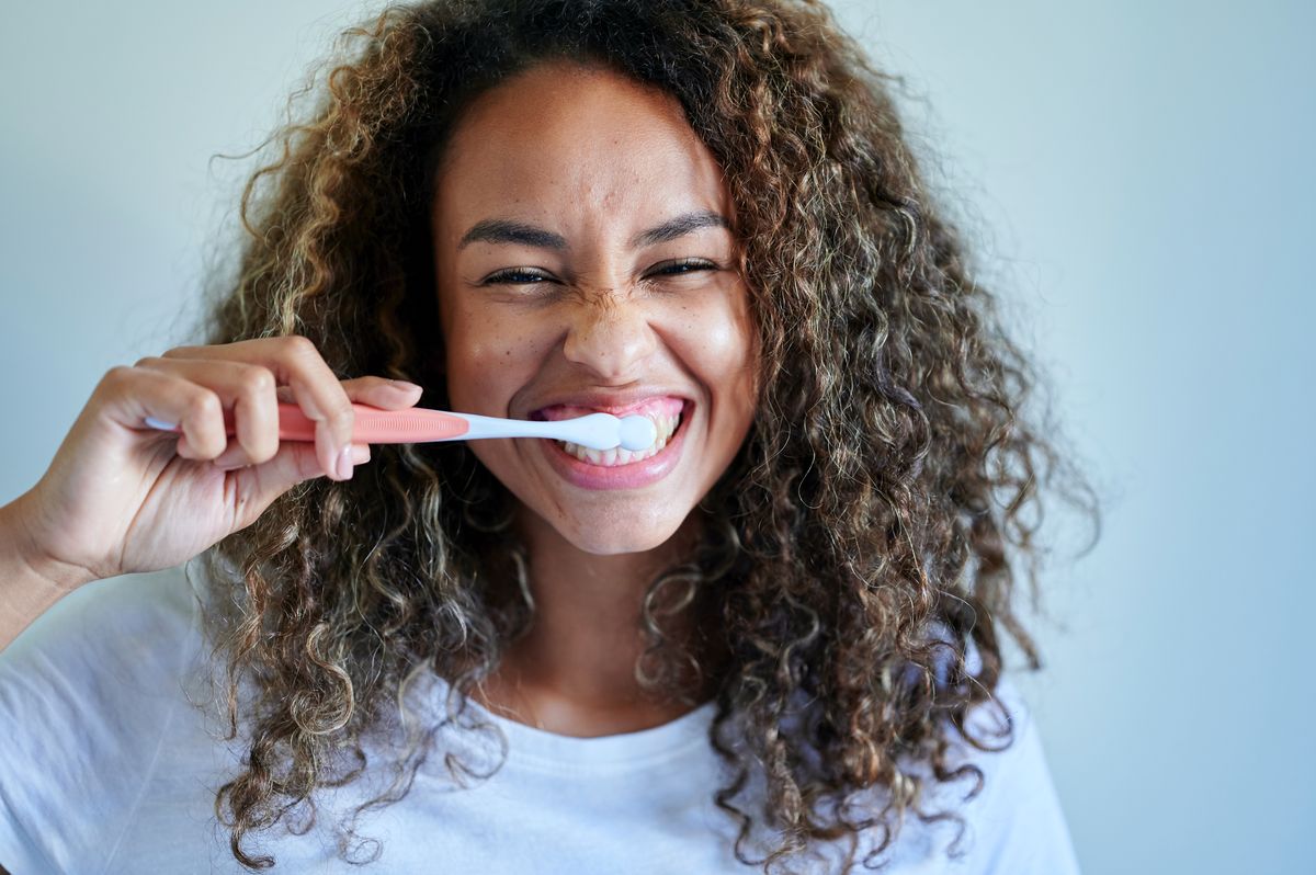 7 door experts goedgekeurde manieren om van gele tanden af ​​te komen